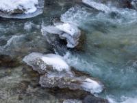 Eisgebilde an Felsen in der Partnach am Ortsrand